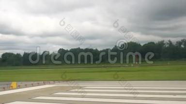 美国克利夫兰-2017年06月：飞机准备在克利夫兰机场国际机场起飞